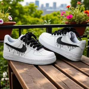 Air Force 1 personalizadas con Swoosh negro con efecto goteo, zapatillas urbanas con cordones llamativos, Air Force 1 con efecto goteo en negro personalizadas, zapatillas urbanas personalizadas