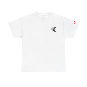 Puede incluir: Camiseta blanca con un pequeño gráfico de panda blanco y negro sosteniendo una hoja verde en el pecho izquierdo. La camiseta tiene un logotipo JDM rojo en la manga derecha.