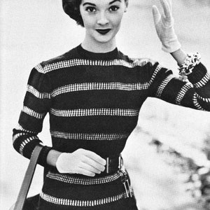 Könnte beinhalten: Schwarz-Weiß-Foto einer Frau in einem schwarz-weiß gestreiften Pullover, Handschuhen und einem Gürtel. Sie trägt eine schwarze Handtasche und ein Armband. Die Frau lächelt und winkt. Stil der 1950er Jahre.