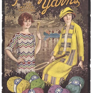 以下が含まれることがあります： 「Prospect Yarns」のヴィンテージ広告。時代衣装を着た2人の女性が描かれています。一人はジグザグ模様のドレス、もう一人は黄色のコートを着ています。さまざまな色の毛糸の束が下部に表示されています。「For Better Knitting」の文字が見えます。