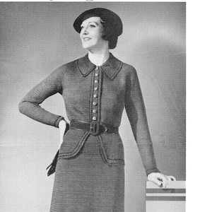 Puede incluir: Una fotografía en blanco y negro de una mujer con un vestido y una chaqueta de punto de ganchillo con un sombrero de ganchillo a juego. El texto "Charm in Crochet..." está en la parte superior de la imagen. El texto "TRADE MARK" está debajo de la imagen con una estrella dentro de un círculo. El texto "Designed by Cecilia Vanek" está debajo del texto "TRADE MARK". El texto "AMERICAN THREAD COMPANY New York, N. Y." está debajo del texto "Designed by Cecilia Vanek". El texto "LEAFLET NO. 44-11-35" está debajo del texto "AMERICAN THREAD COMPANY New York, N. Y.".