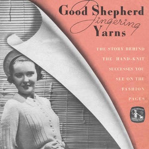 Pode incluir: Capa de revista vintage com o texto "Good Shepherd Fingering Yarns". A capa apresenta uma mulher com um traje de malha. O fundo é cor de pêssego com texto branco. A mulher está vestindo um suéter e uma saia de malha combinando.
