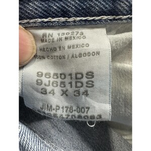 Vaqueros Wrangler para hombre, talla 34 x 34, de mezclilla azul, pierna recta, 5 bolsillos, cremallera YKK, 96501DS imagen 2