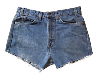 Vintage Levi's Jeanshorts Dam 32 Denim Avskuren Midja Orange Flik Frayed 90-tal