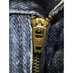 Jeans Wrangler vintage para hombre, talla 39x27.5, denim azul, tiro alto, desgastados, rotos, auténticos. imagen 5