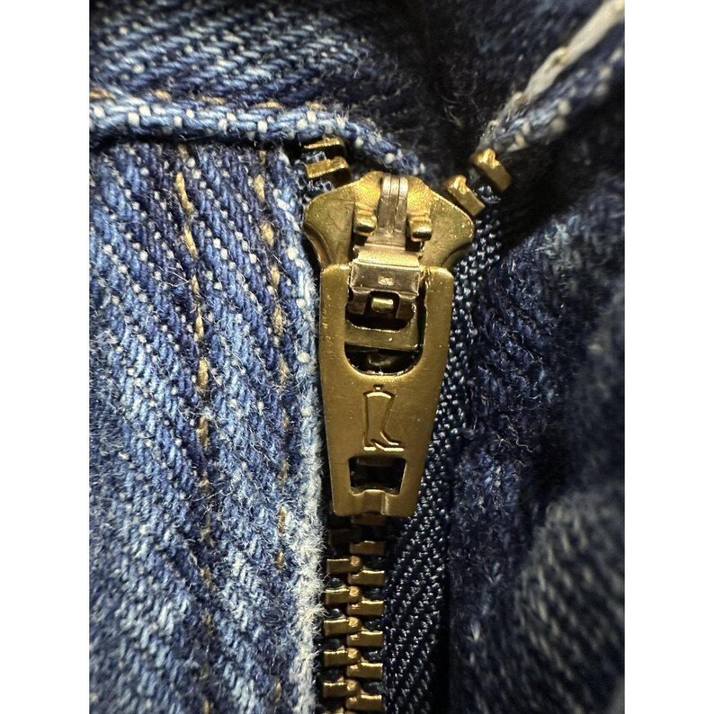 Jeans Wrangler vintage para hombre, talla 39x27.5, denim azul, tiro alto, desgastados, rotos, auténticos. imagen 5