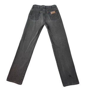 Calça jeans vintage Wrangler masculina, tamanho 28x31, preta, corte cowboy, perna reta, desbotada, fabricada nos EUA. imagem 2