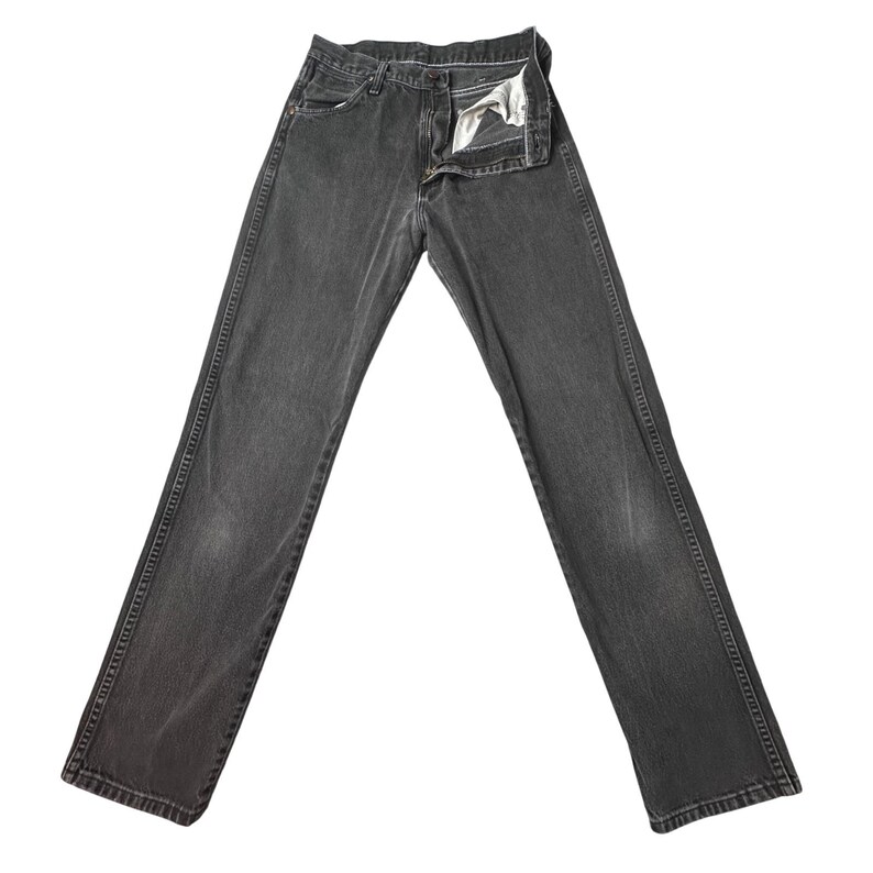 Calça jeans vintage Wrangler masculina, tamanho 28x31, preta, corte cowboy, perna reta, desbotada, fabricada nos EUA. imagem 1