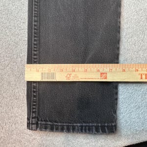 Calça jeans vintage Wrangler masculina, tamanho 28x31, preta, corte cowboy, perna reta, desbotada, fabricada nos EUA. imagem 7