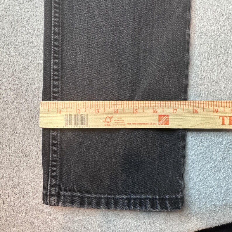 Calça jeans vintage Wrangler masculina, tamanho 28x31, preta, corte cowboy, perna reta, desbotada, fabricada nos EUA. imagem 7
