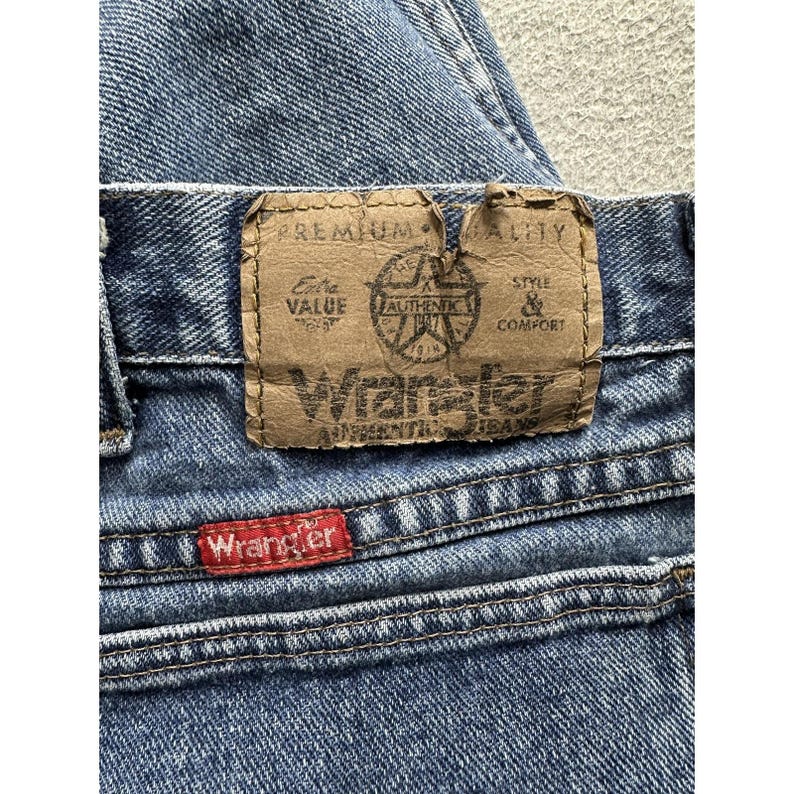 Jeans Wrangler vintage para hombre, talla 39x27.5, denim azul, tiro alto, desgastados, rotos, auténticos. imagen 7