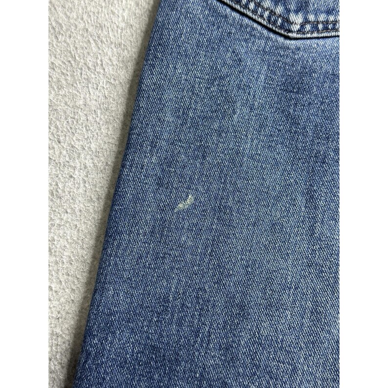 Jeans Wrangler vintage para hombre, talla 39x27.5, denim azul, tiro alto, desgastados, rotos, auténticos. imagen 6