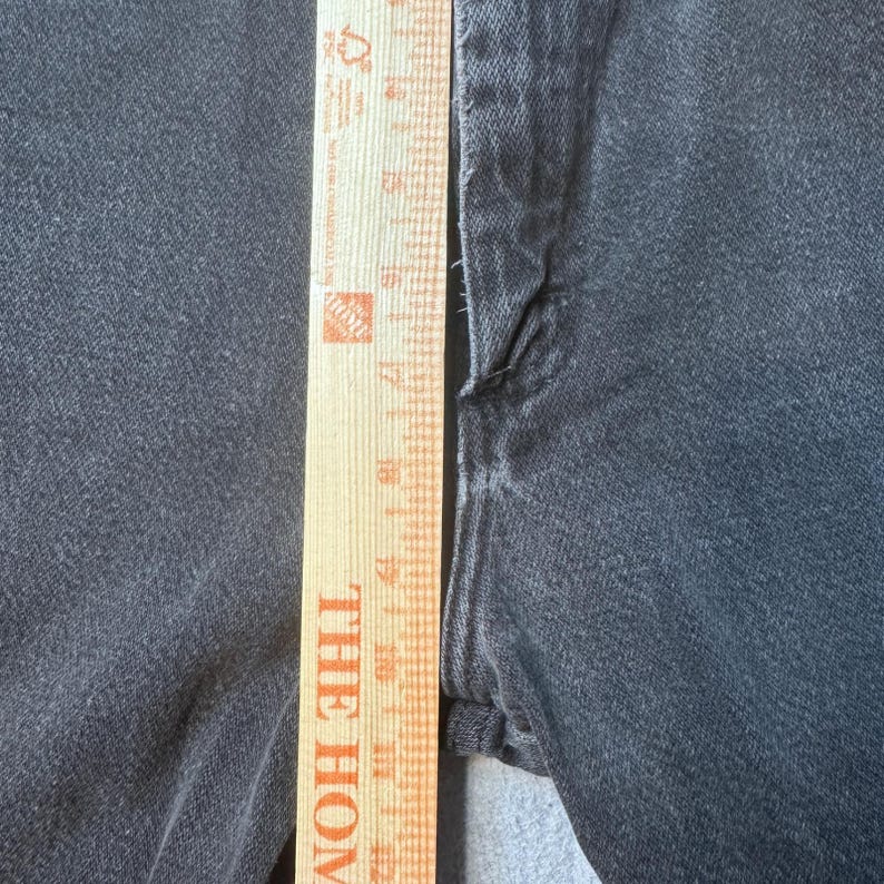 Calça jeans vintage Wrangler masculina, tamanho 28x31, preta, corte cowboy, perna reta, desbotada, fabricada nos EUA. imagem 6