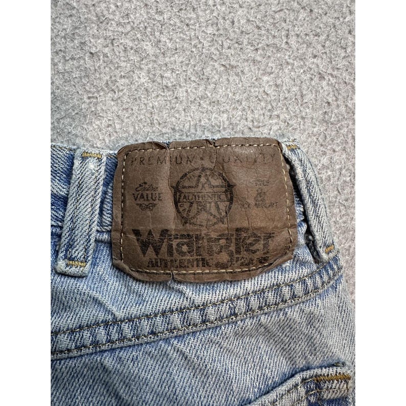VTG Wrangler Jeans Mens 33x31 Light Wash Blue Straight Distressed Denim USA 90s image 15
