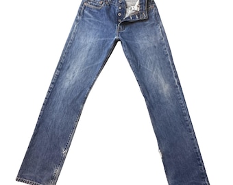 Jeans Levi's 501 vintage para hombre, talla 28x32, color azul, cierre de botones, pierna recta, mezclilla, años 80 y 90.