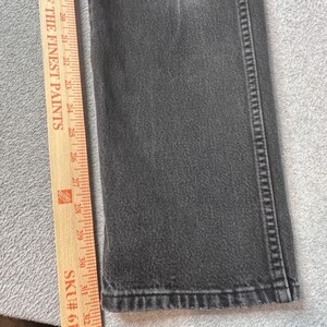 Calça jeans vintage Wrangler masculina, tamanho 28x31, preta, corte cowboy, perna reta, desbotada, fabricada nos EUA. imagem 8