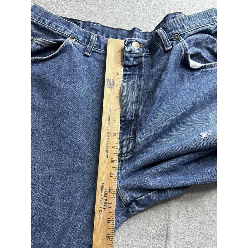 Jeans Wrangler vintage para hombre, talla 39x27.5, denim azul, tiro alto, desgastados, rotos, auténticos. imagen 11