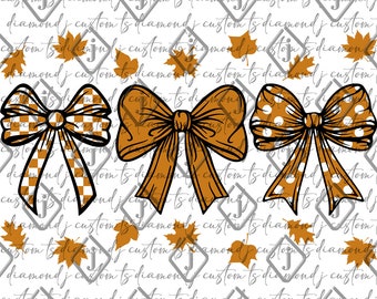 Pode incluir: Três laços decorativos com tema de outono. Os laços são em tons de laranja e castanho, com padrões que incluem xadrez, cor sólida e bolinhas. A imagem também inclui folhas de outono.