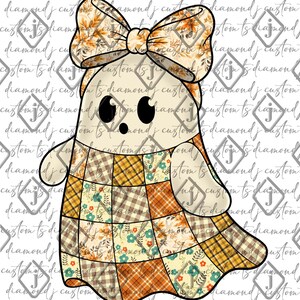 Pode incluir: Um design de fantasma caprichoso com um grande la&ccedil;o e um corpo em estilo patchwork. O la&ccedil;o apresenta um padr&atilde;o de folhas de outono, enquanto o corpo do fantasma &eacute; uma mistura de padr&otilde;es xadrez e florais em cores laranja, amarelo e creme.