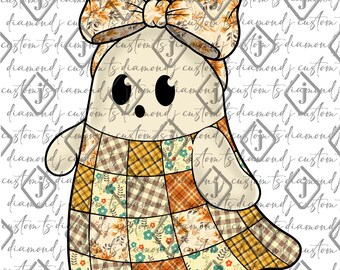 Può includere: Un fantasioso disegno di un fantasma con un grande fiocco e un corpo in stile patchwork. Il fiocco presenta un motivo a foglie autunnali, mentre il corpo del fantasma è un mix di motivi a quadri e floreali nei colori arancione, giallo e crema.