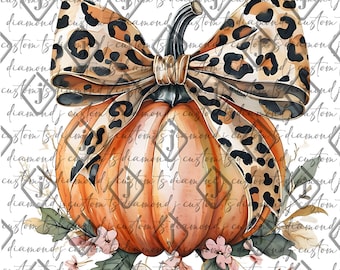Pode incluir: Ilustração em aquarela de uma abóbora laranja com um caule preto e um grande laço com estampa de leopardo. A abóbora é decorada com folhas verdes e flores cor-de-rosa, perfeita para decoração de outono.
