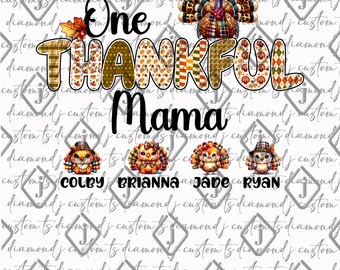 Pode incluir: Gráfico com tema de Ação de Graças com as palavras "One THANKFUL Mama" em cores e padrões de outono. Abaixo, quatro ilustrações de perus com os nomes: Colby, Brianna, Jade e Ryan. Uma ilustração de peru está no topo.