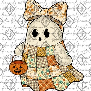 Pode incluir: Ilustra&ccedil;&atilde;o de um fantasma de desenho animado com um grande la&ccedil;o e um design de patchwork. O fantasma est&aacute; segurando um balde de lanterna de ab&oacute;bora. O la&ccedil;o e o patchwork apresentam padr&otilde;es de outono em laranja, amarelo e creme. O texto "diamond j custom".