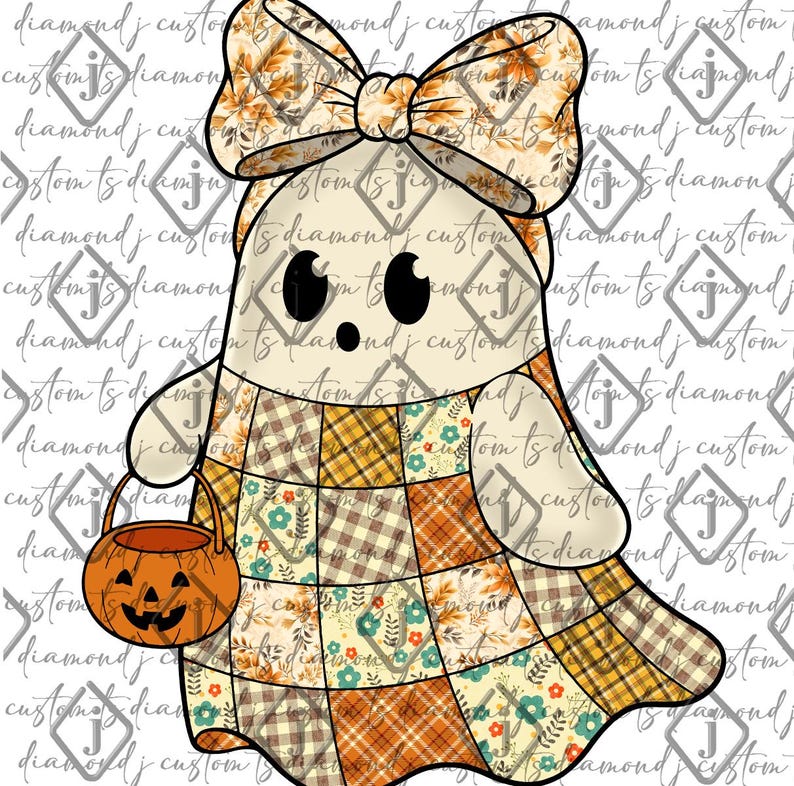 Pode incluir: Ilustra&ccedil;&atilde;o de um fantasma de desenho animado com um grande la&ccedil;o e um design de patchwork. O fantasma est&aacute; segurando um balde de lanterna de ab&oacute;bora. O la&ccedil;o e o patchwork apresentam padr&otilde;es de outono em laranja, amarelo e creme. O texto "diamond j custom".
