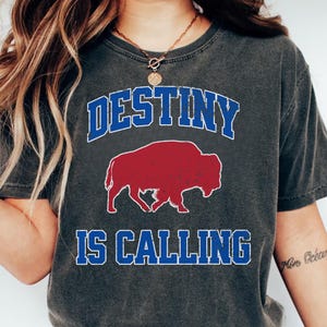 Camiseta de colores cómodos de Buffalo Football, regalo para fanáticos de Buffalo Football, regalo para fanáticos de Buffalo, El destino te llama, camiseta Buffalo Spirit, día del juego