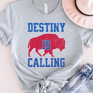 Camiseta unisex de fútbol americano de Buffalo, regalo para fanáticos del fútbol americano de Buffalo, regalo para fanáticos de Buffalo, El destino te llama, camiseta Buffalo Spirit, día del juego