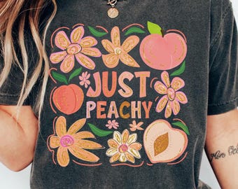 ジャストピーチのコンフォートカラーTシャツ、キュートなピーチシャツ、レトロな花柄Tシャツ、サマーフルーツシャツ、コケットファームコア風、ガーリーなグラフィックTシャツ