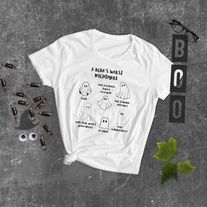 Könnte beinhalten: Weißes T-Shirt mit dem Text "A BCBA'S WORST NIGHTMARE" und Geisterillustrationen. Das Shirt zeigt verschiedene Geisterdesigns mit Sätzen wie "non-evidence based research" und "no data".