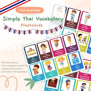 Könnte beinhalten: Ein Satz von 40 bunten Lernkarten mit Illustrationen von Kindern, die verschiedene Aktivitäten ausführen, wie Zähneputzen, Duschen, Zeichnen und Schlafen. Jede Karte enthält das thailändische Wort und seine englische Übersetzung in Klammern. Die Lernkarten sollen Kindern helfen, grundlegende thailändische Vokabeln zu lernen.