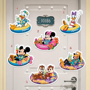 Puede incluir: Una colección de calcomanías de personajes de Disney, incluyendo el Pato Donald, Minnie Mouse, Daisy, Mickey Mouse, Chip y Chop y Pluto, cada uno relajándose en un flotador de piscina con una bebida. Las calcomanías están en una puerta blanca con el número 10186.