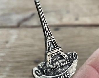 ヴィンテージ パリ エッフェル塔ピン – フランス旅行のお土産 – レトロなラペルバッジ – パリのコレクターズアイテム – フランスのランドマーク ブローチ ラペルピン