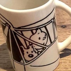 Tazas de café + postal de TINTIN EN EL AVIÓN del 2014 | Milú | Messerschmitt De Havilland | Cetro de Ottokar | Cigarros del faraón