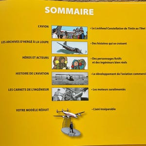 K&ouml;nnte beinhalten: Eine gelbe Seite mit dem Wort "SOMMAIRE" oben. Die Seite enth&auml;lt Text und Bilder &uuml;ber die Luftfahrt, darunter eine Lockheed Constellation, historische Figuren und ein Modellflugzeug. Die Seite stammt aus einem Buch.