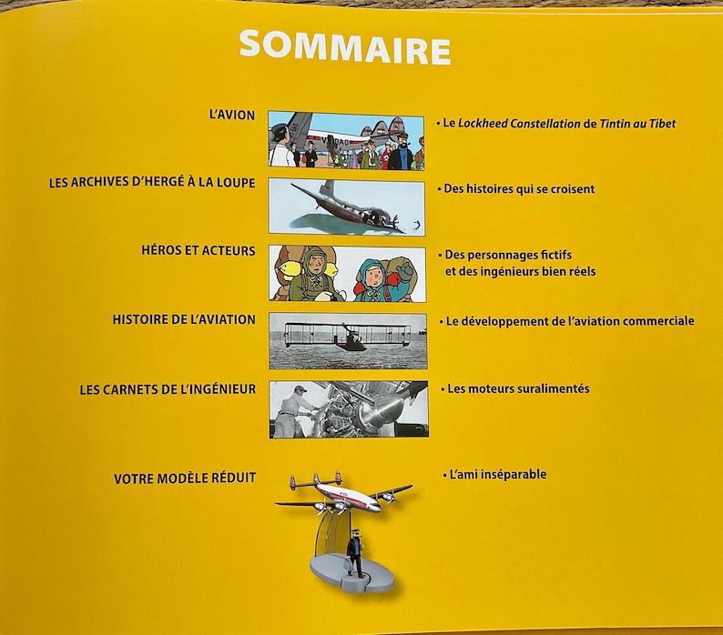 K&ouml;nnte beinhalten: Eine gelbe Seite mit dem Wort "SOMMAIRE" oben. Die Seite enth&auml;lt Text und Bilder &uuml;ber die Luftfahrt, darunter eine Lockheed Constellation, historische Figuren und ein Modellflugzeug. Die Seite stammt aus einem Buch.