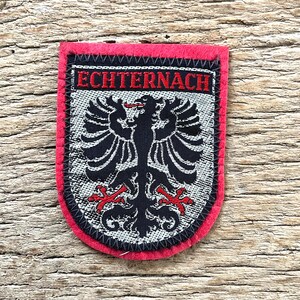 ECHTERNACH LUXEMBURG Europe vintage patch embleem | jaren ‘70 | souvenir wapenschild zilver Benelux processie sûre Duitsland Frankrijk