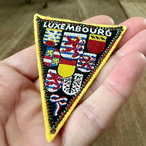 LUXEMBURG vintage reispatch patch embleem | jaren ‘70 | souvenir wapenschild goud Benelux bossen Europa Duitsland Frankrijk