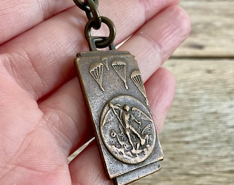 Rare 1960s French Paratrooper Medal Keychain – St. Michael Regarde St Michel et Saute Rassuré Vintage Military Parachute Charm