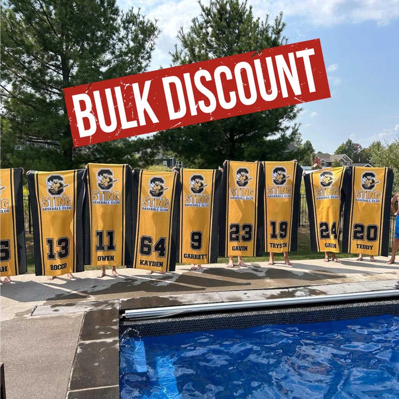 Peut inclure: Plusieurs banni&egrave;res de baseball jaunes et noires avec les num&eacute;ros et noms des joueurs. Elles affichent le texte "STING BASEBALL CLUB" et sont tenues devant une piscine. Une banni&egrave;re rouge en haut indique "BULK DISCOUNT".