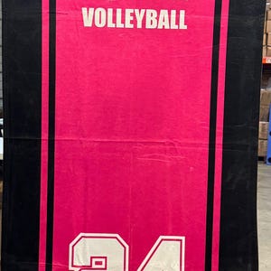 Puede incluir: Una toalla de voleibol rosa con bordes negros y el texto "SAA PANTHERS VOLLEYBALL". La toalla presenta un logotipo de pantera y el n&uacute;mero "24" con el nombre "ALLEN".