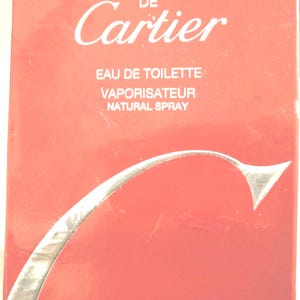 Fragancia Must de Cartier para mujer, eau de toilette con vaporizador, 50 ml (1.6 oz). Caja externa ligeramente dañada. Teléfono reemplazado.