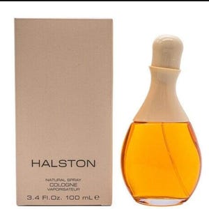 Può includere: Una bottiglia e una scatola di colonia Halston. La bottiglia ha una forma unica con un tappo marrone chiaro e contiene un liquido color oro. La scatola è marrone chiaro con il logo Halston e informazioni, 100 ml.
