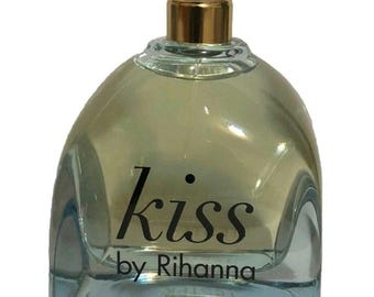 Parfum Rihanna RIRI KISS par Rihanna Testeur dans une boîte en carton. NOUVEAUTÉ. Eau de parfum en vaporisateur 100 ml. Arrêté. Veuillez voir les images