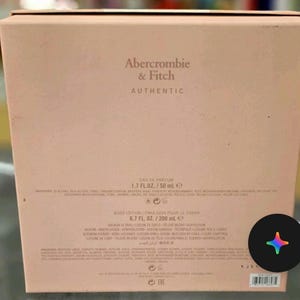 Może przedstawiać: Jasnor&oacute;żowe pudełko zapachowe Abercrombie & Fitch Authentic. Pudełko zawiera tekst "EAU DE PARFUM 1,7 FL. OZ./50 ml e" i "BODY LOTION/EMULSION POUR LE CORPS 6,7 FL. OZ./200 ml e".