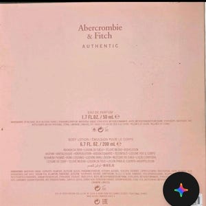 Może przedstawiać: Jasnor&oacute;żowe pudełko Abercrombie & Fitch Authentic Eau de Parfum. Tekst na pudełku brzmi "EAU DE PARFUM 50 ml e" i "BODY LOTION/EMULSION POUR LE CORPS 200 ml e".