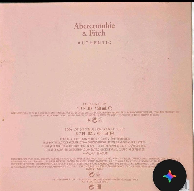 Może przedstawiać: Jasnor&oacute;żowe pudełko Abercrombie & Fitch Authentic Eau de Parfum. Tekst na pudełku brzmi "EAU DE PARFUM 50 ml e" i "BODY LOTION/EMULSION POUR LE CORPS 200 ml e".