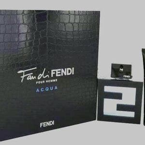 Il cofanetto regalo di fragranze da uomo Fendi Fan Di Fendi Acqua include 3,3 oz (100 ml) di eau de toilette spray e 3,3 oz (100 ml) di shampoo. Nuovo confezionato in fabbrica